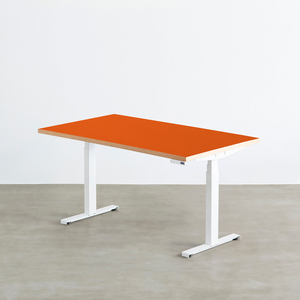 ファニチャーリノリウム素材のOrangeBlast天板と、ホワイトの電動昇降脚を組み合わせた、デザイン性も機能性もスマートなテーブル