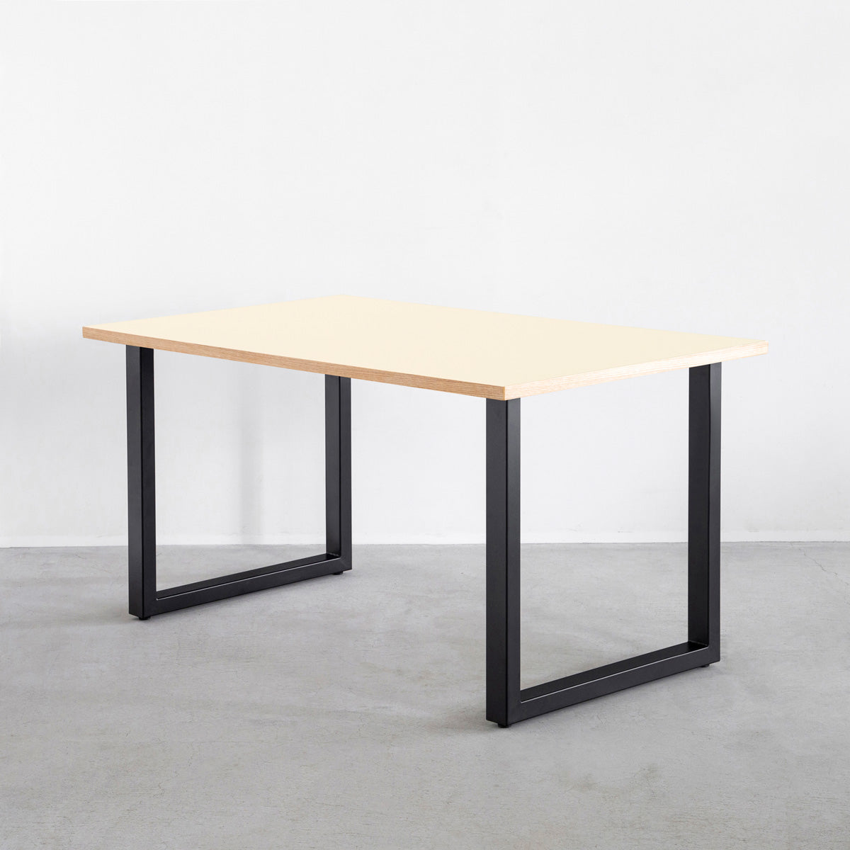 かなでもののファニチャーリノリウム素材の天板Pearlを使用したテーブル