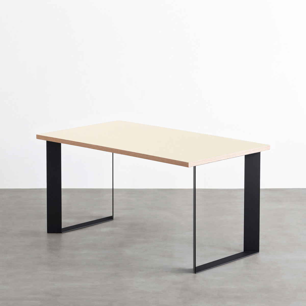 KanademonoのリノリウムPearl天板にブラックのスラッシュスクエア鉄脚を合わせたテーブル