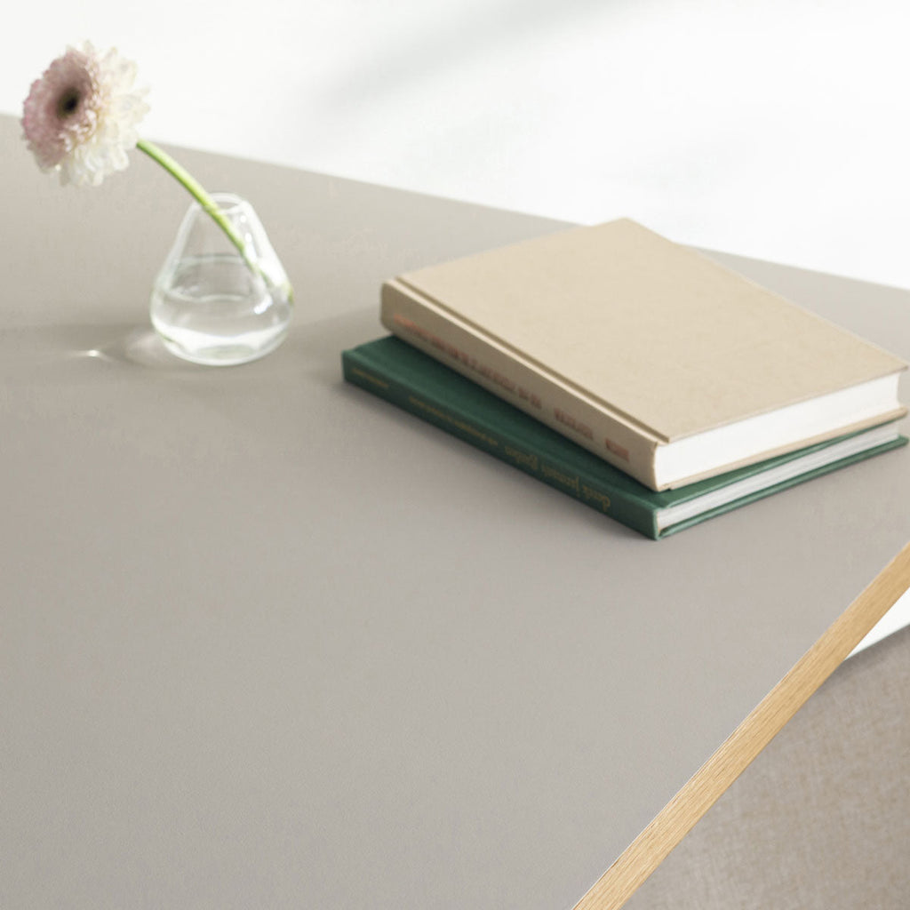 KANADEMONOのリノリウムPebble天板とトライアングルStraightホワイト脚4本を組み合わせた80cmスクエア型のカフェテーブル（天板イメージカット2）