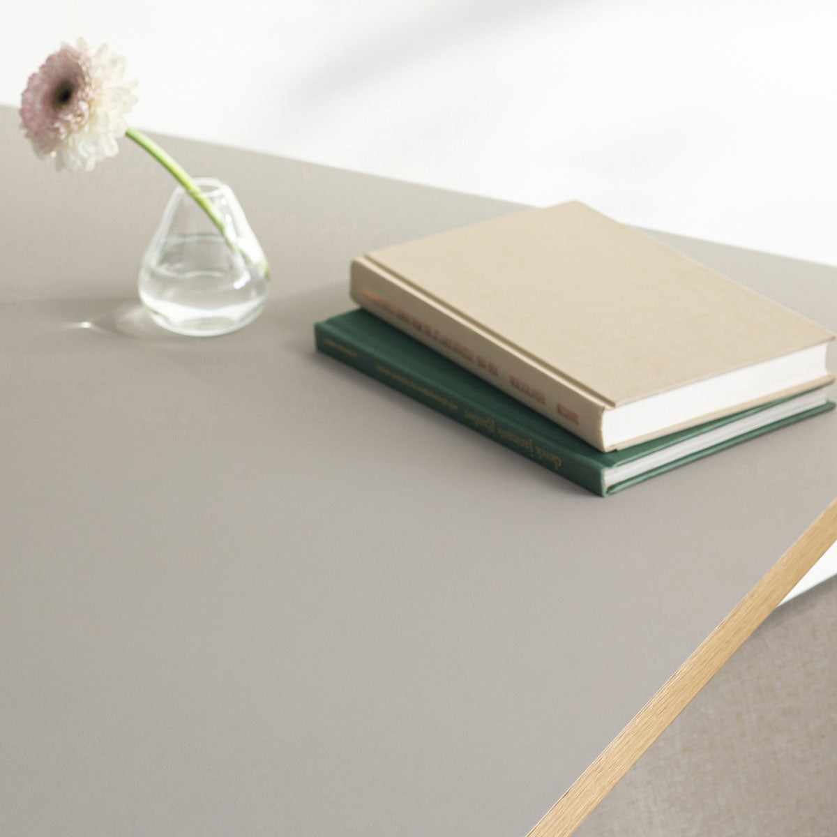 KANADEMONOのリノリウムPebble天板とトライアングルStraightホワイト脚4本を組み合わせた80cmスクエア型のカフェテーブル（天板イメージカット2）