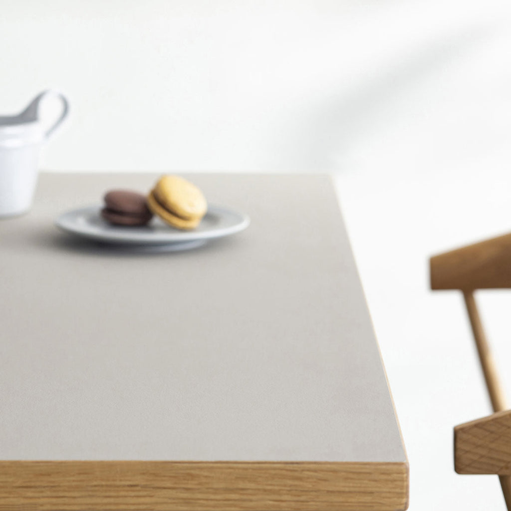 KANADEMONOのリノリウムPebble天板とトライアングルStraightホワイト脚4本を組み合わせた80cmスクエア型のカフェテーブル（天板イメージカット）