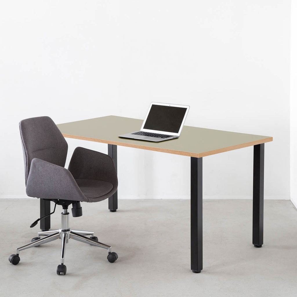 KanademonoのリノリウムPebble天板にブラックの角柱鉄脚を合わせたテーブル（使用例）