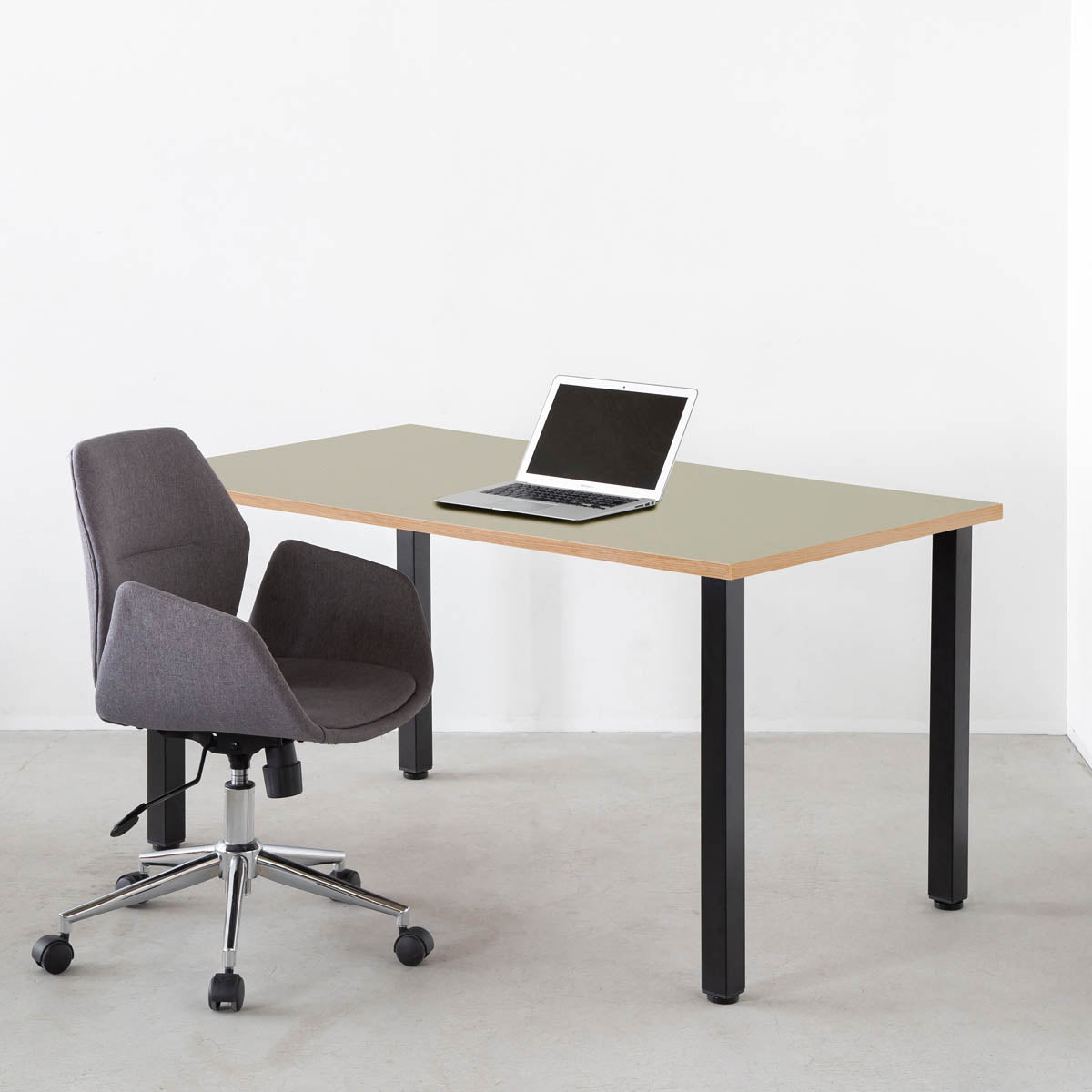 KanademonoのリノリウムPebble天板にブラックの角柱鉄脚を合わせたテーブル（使用例）