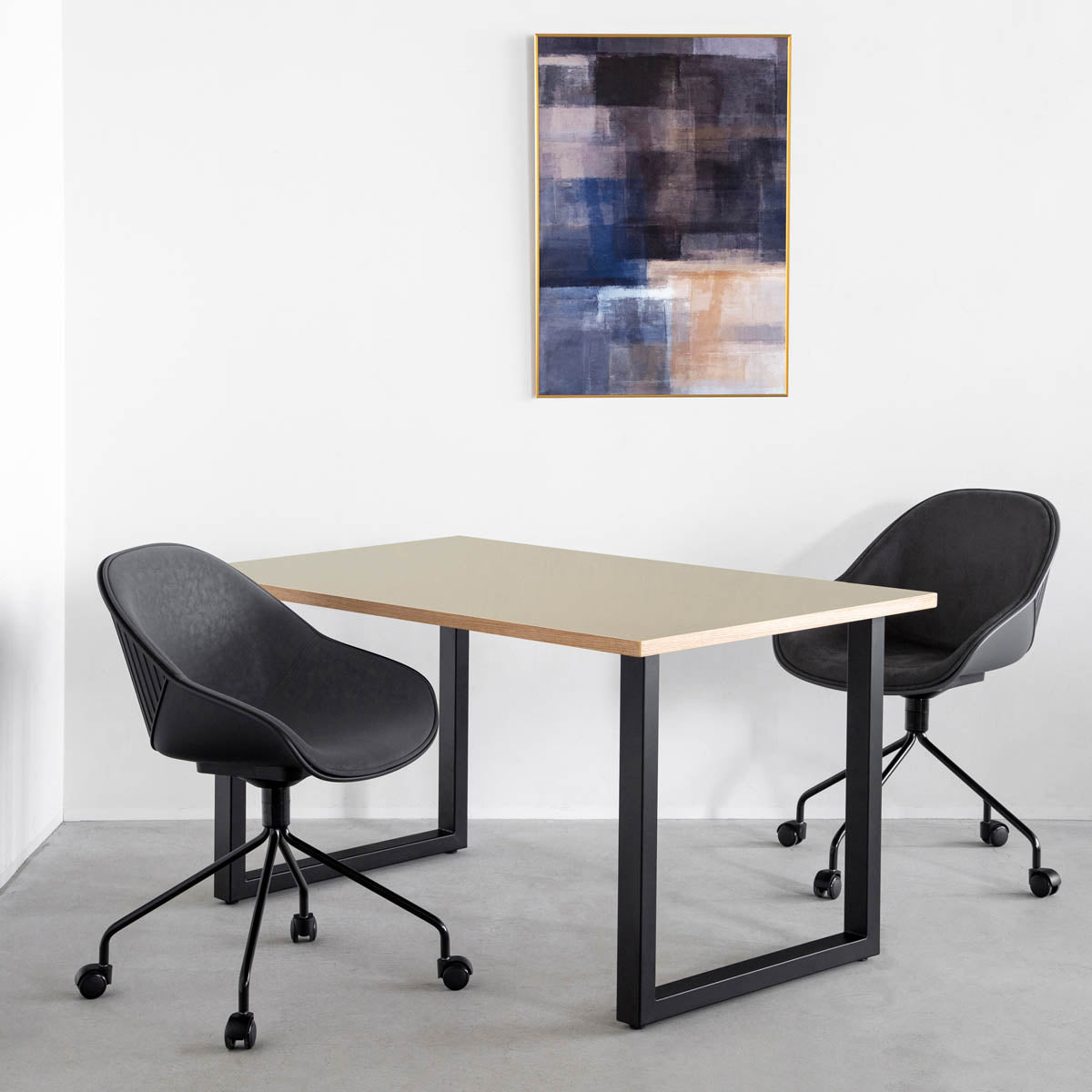 KanademonoのリノリウムPebble天板にブラックのスクエア鉄脚を合わせたテーブル（使用例）