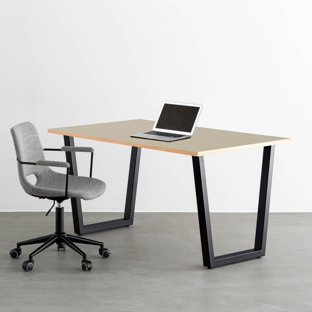 KanademonoのリノリウムPebble天板にブラックのトラペゾイド鉄脚を合わせたテーブル（使用例）