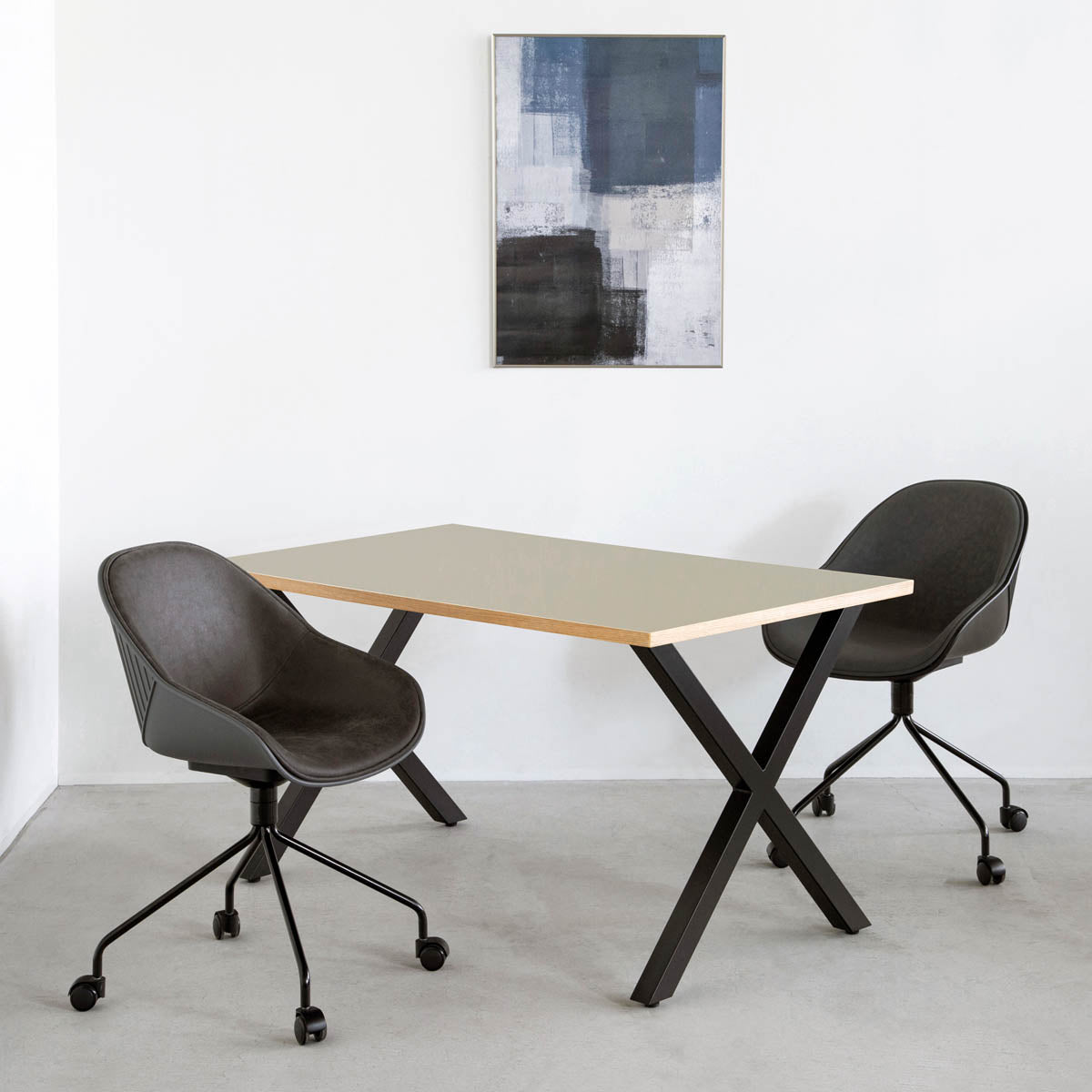 KanademonoのリノリウムPebble天板にブラックのＸライン鉄脚を合わせたテーブル（使用例）