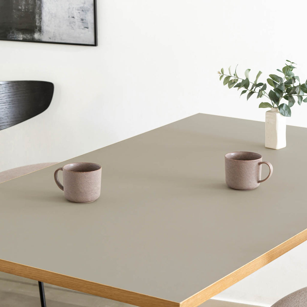 KanademonoのリノリウムPebble天板にブラックの鉄脚を合わせたテーブル（ダイニング使用例）