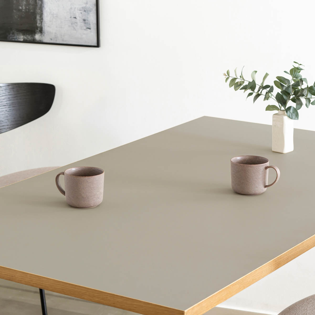 KanademonoのリノリウムPebble天板にブラックの鉄脚を合わせたテーブル（ダイニング使用例）