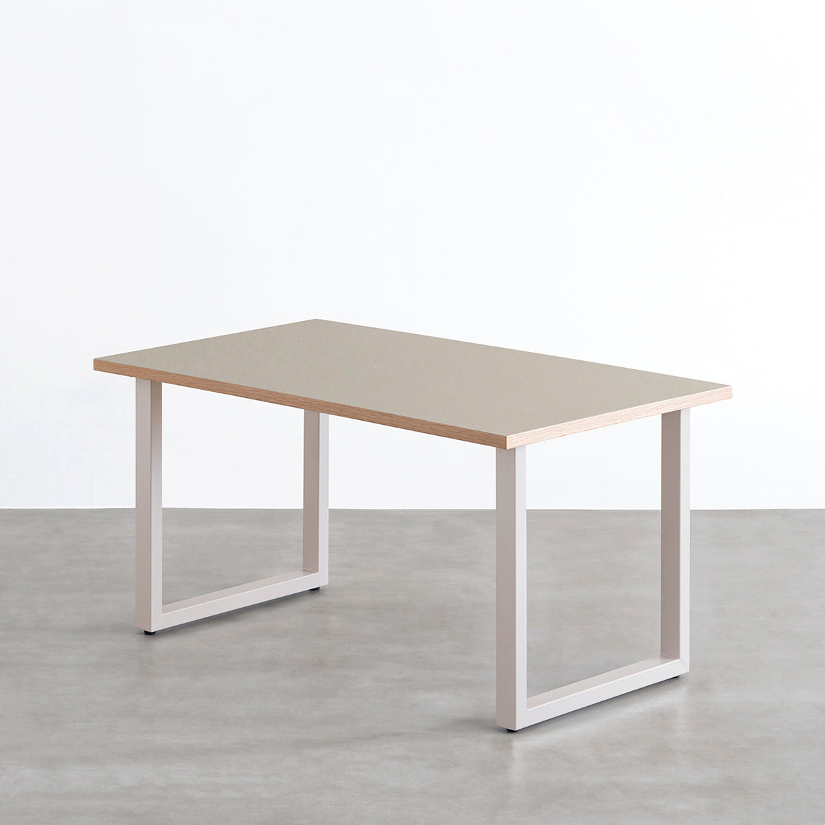 KANADEMONOのリノリウムPebble天板にSandBeigeカラーのスクエアスチール脚を組み合わせたテーブル