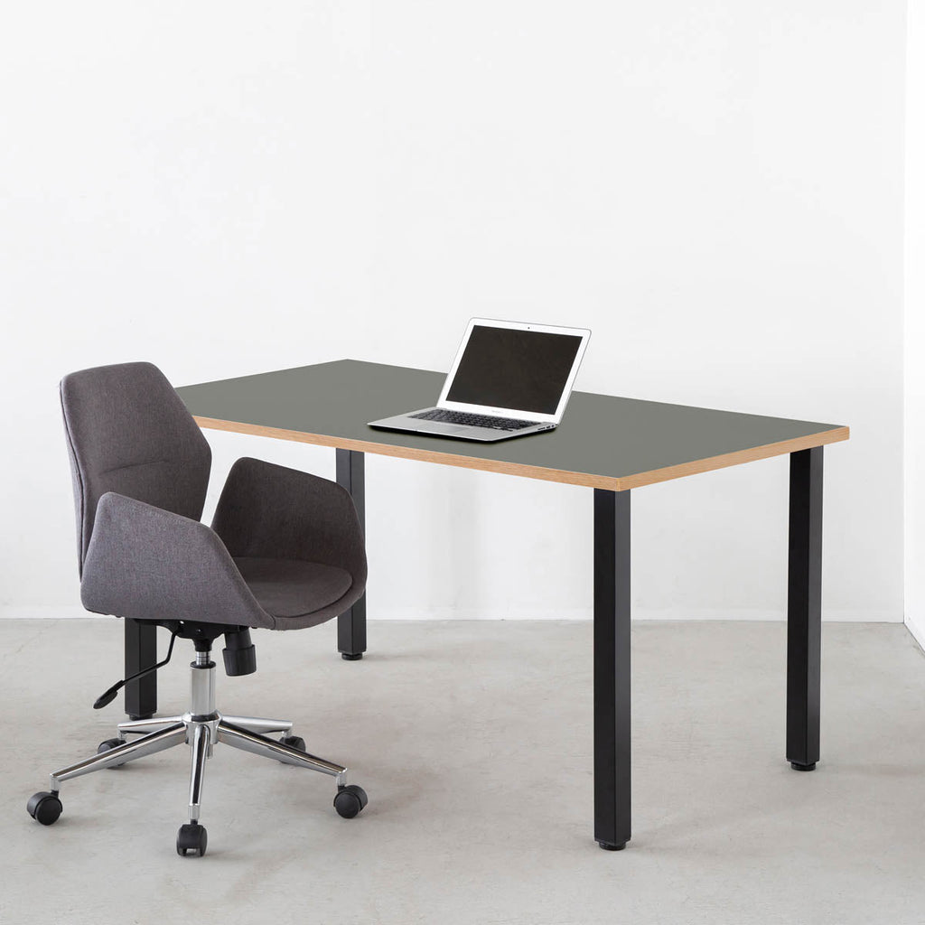 KanademonoのリノリウムPewter天板にブラックの角柱鉄脚を合わせたテーブル（使用例）