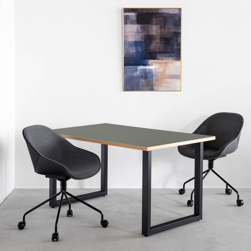 KanademonoのリノリウムPewter天板にブラックのスクエア鉄脚を合わせたテーブル（使用例）