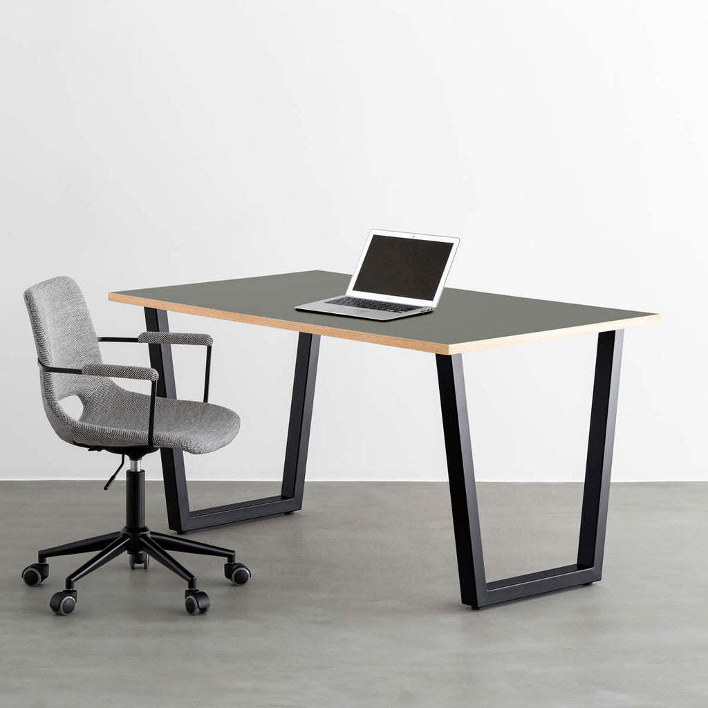 KanademonoのリノリウムPewter天板にブラックのトラペゾイド鉄脚を合わせたテーブル（使用例）