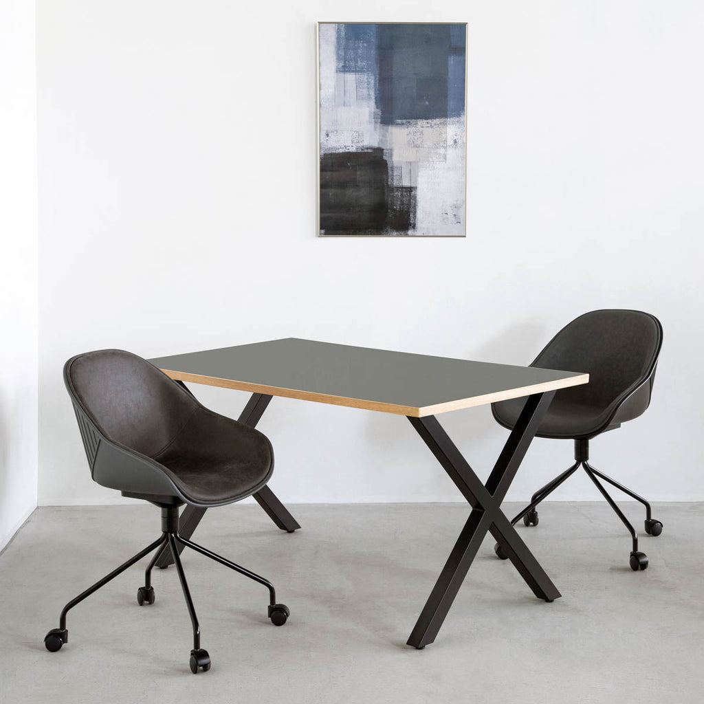 KanademonoのリノリウムPewter天板にブラックのＸライン鉄脚を合わせたテーブル（使用例）