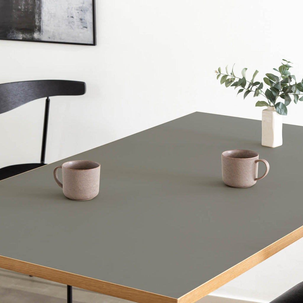 KanademonoのリノリウムPewter天板にブラックの鉄脚を合わせたテーブル（ダイニング使用例）