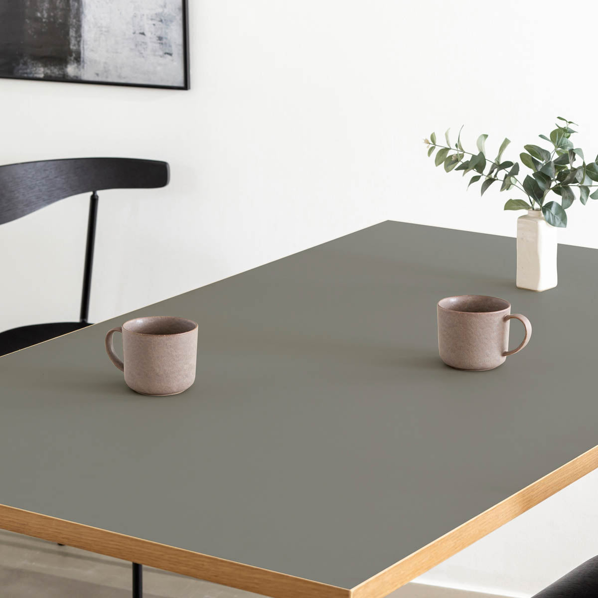 KanademonoのリノリウムPewter天板にブラックの鉄脚を合わせたテーブル（ダイニング使用例）