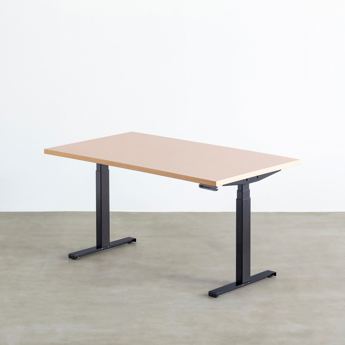 ファニチャーリノリウム素材のPowder天板と、ブラックの電動昇降脚を組み合わせた、デザイン性も機能性もスマートなテーブル
