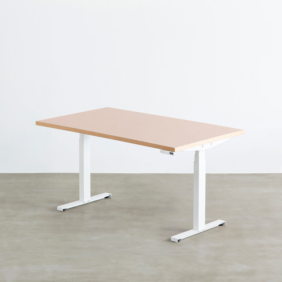 ファニチャーリノリウム素材のPowder天板と、ホワイトの電動昇降脚を組み合わせた、デザイン性も機能性もスマートなテーブル