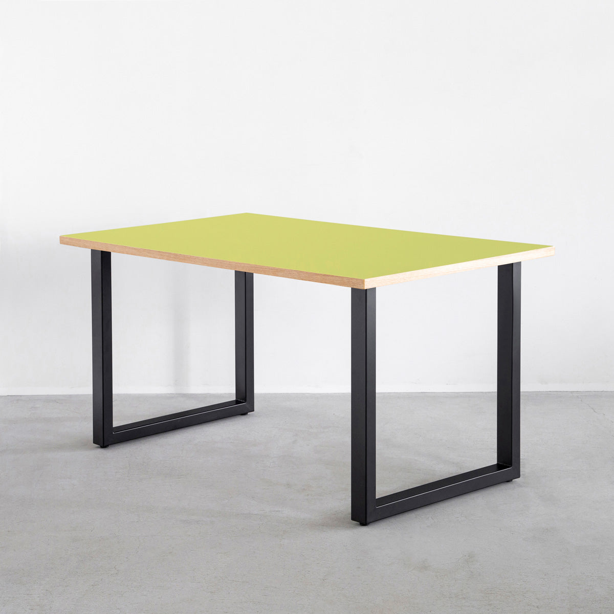 かなでもののファニチャーリノリウム素材の天板SpringGreenを使用したテーブル