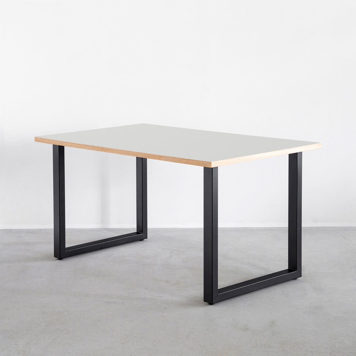 かなでもののファニチャーリノリウム素材の天板Vapourを使用したテーブル