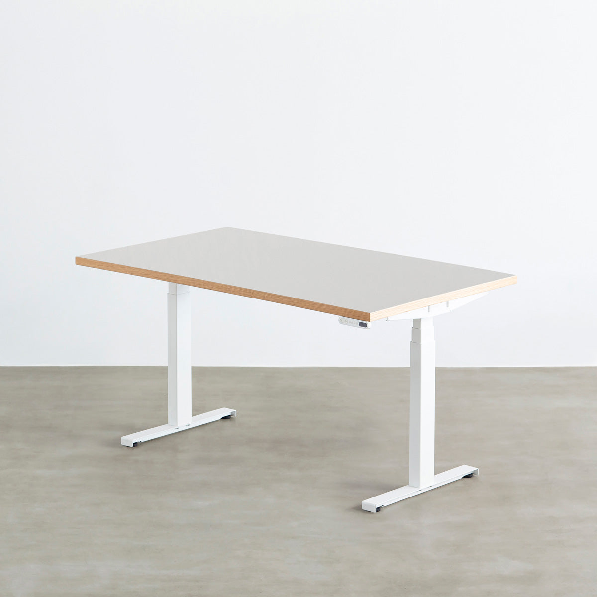 ファニチャーリノリウム素材のVapour天板と、ホワイトの電動昇降脚を組み合わせた、デザイン性も機能性もスマートなテーブル