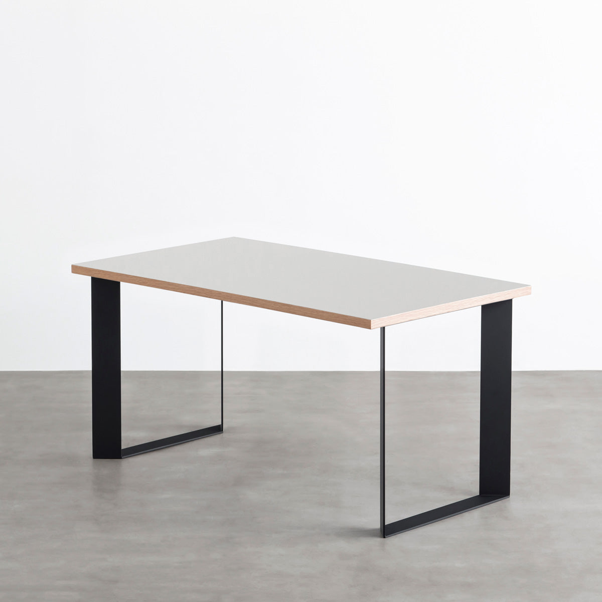 KanademonoのリノリウムVapour天板にブラックのスラッシュスクエア鉄脚を合わせたテーブル