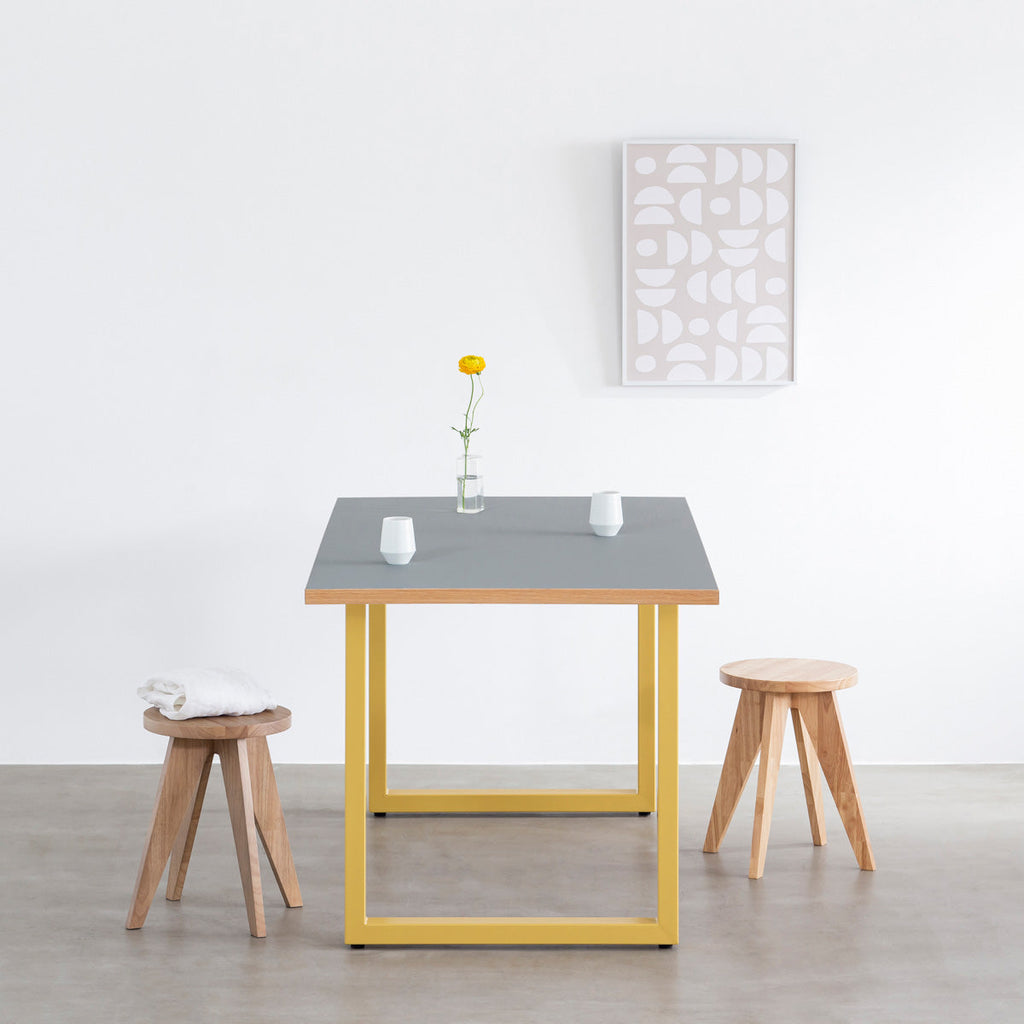 KANADEMONOのリノリウムAsh天板にMarigoldカラーのスクエアスチール脚を組み合わせたテーブル（使用イメージ２）