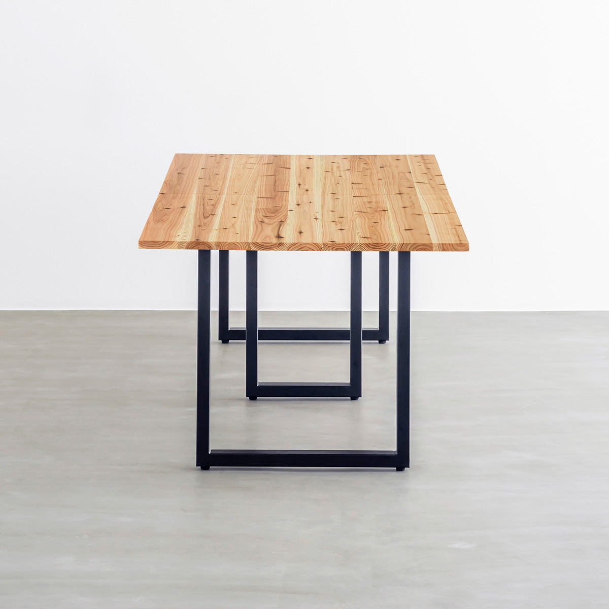 かなでものの木の温もり溢れる杉無垢材とマットブラックのスクエア鉄脚を組み合わせたシンプルモダンな大型テーブル3