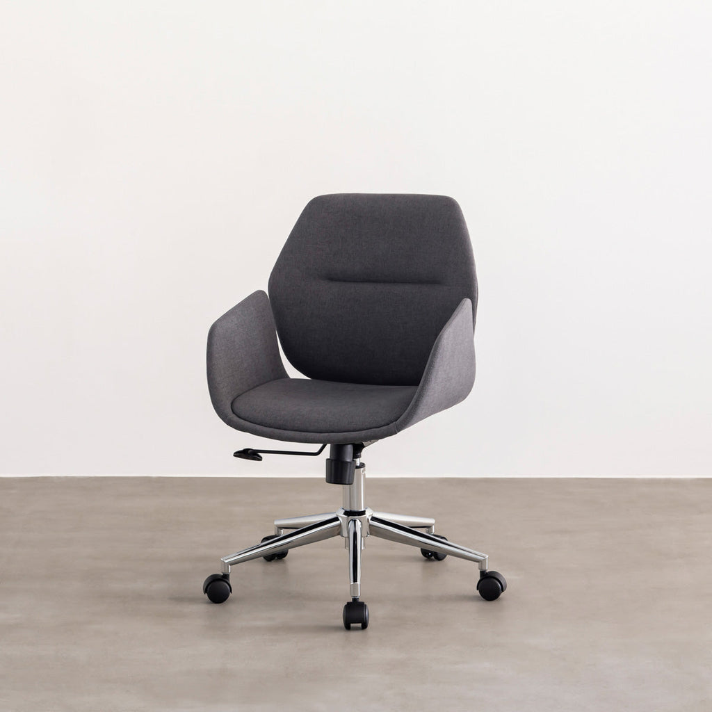 かなでものの優しい印象のファブリック生地を使用したシートとスタイリッシュなアームを組み合わせたユニークでモダンなデザインのファブリック製オフィスチェア