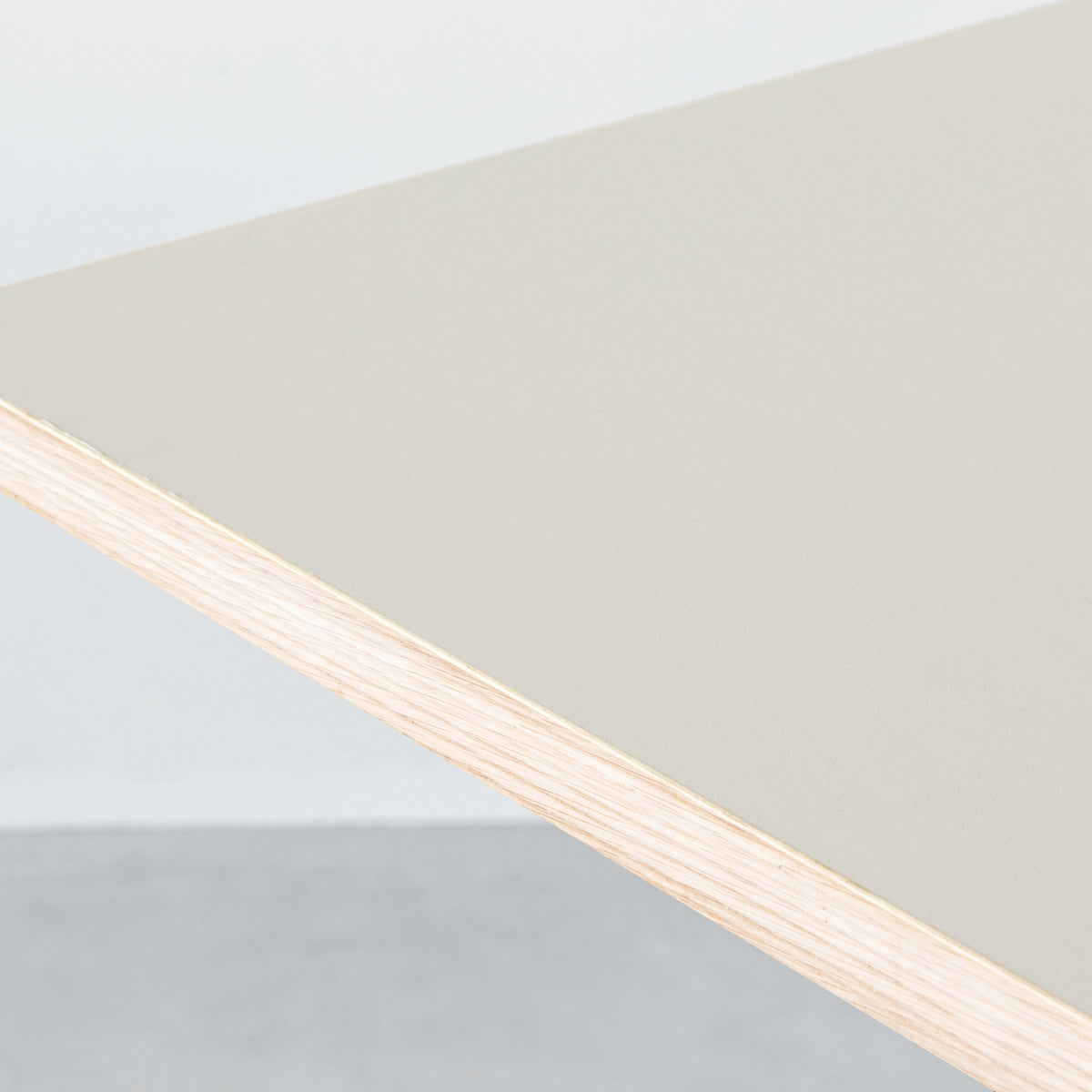 KANADEMONOのリノリウム天板を使用したテーブル（天板角）