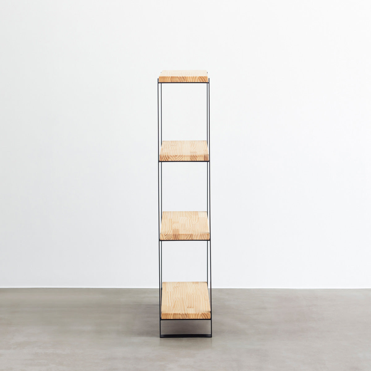 Kanademonoのパイン材の棚板とブラックのアイアンで製作したシェルフ（側面）