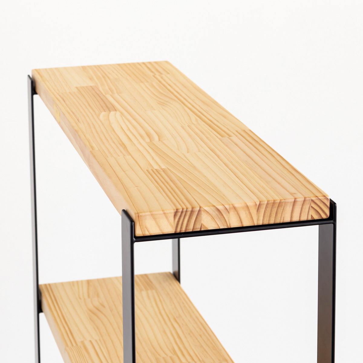 Kanademonoのパイン材の棚板とブラックのアイアンで製作したシェルフ（上部）