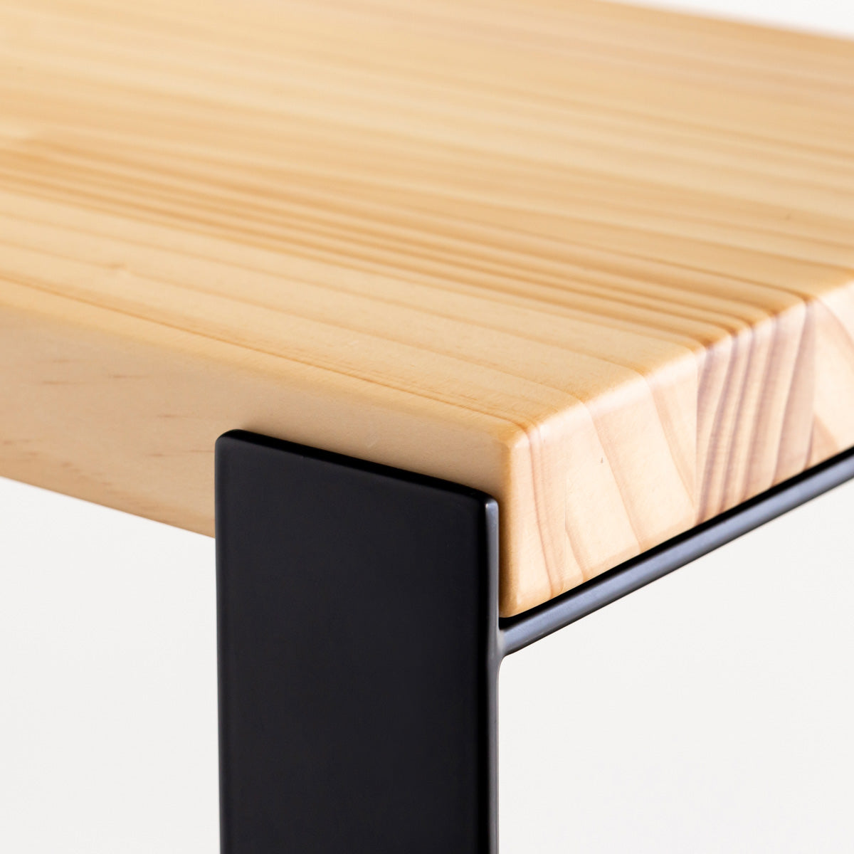 Kanademonoのパイン材の棚板とブラックのアイアンで製作したシェルフ（上部クローズアップ）