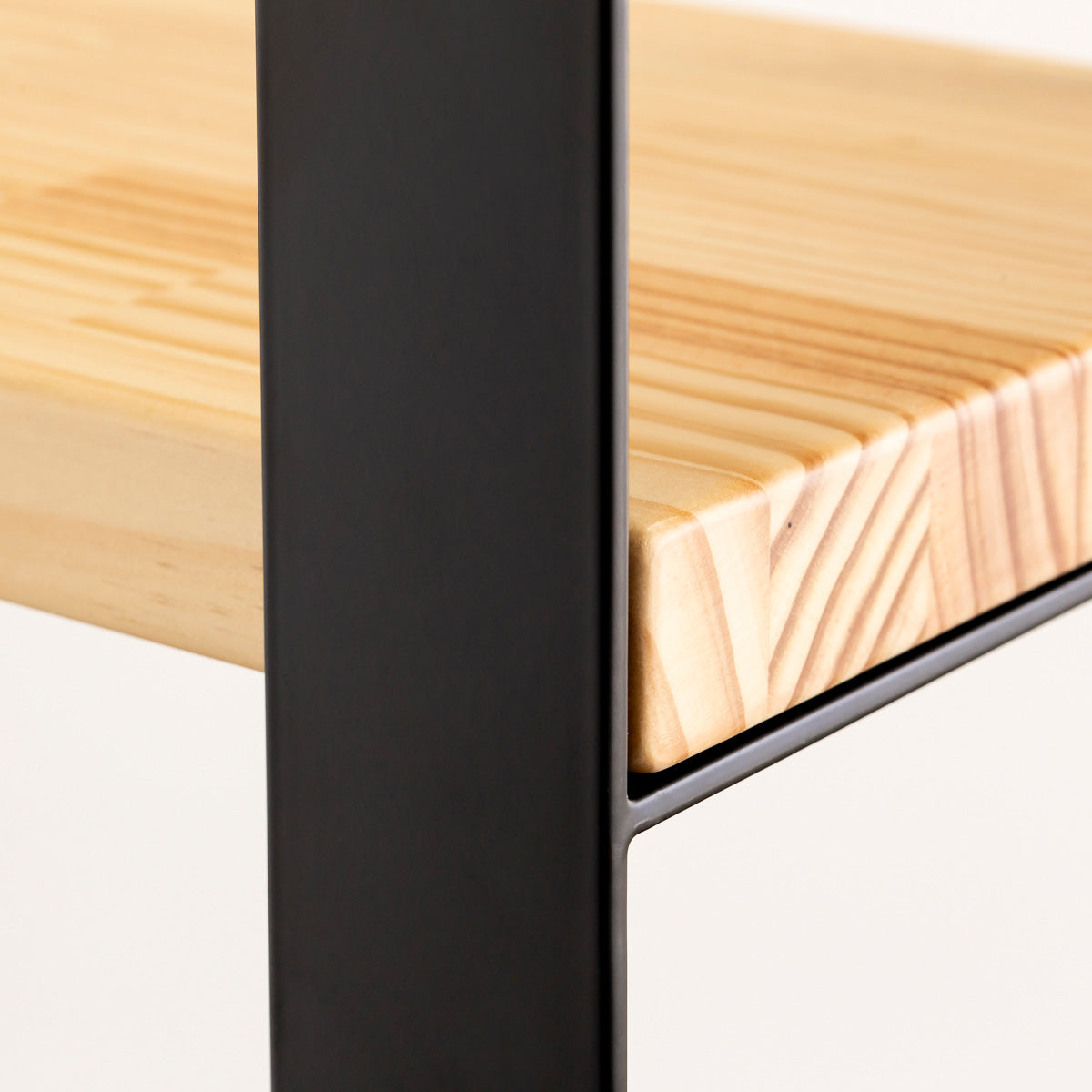 Kanademonoのパイン材の棚板とブラックのアイアンで製作したシェルフ（フレーム部分）