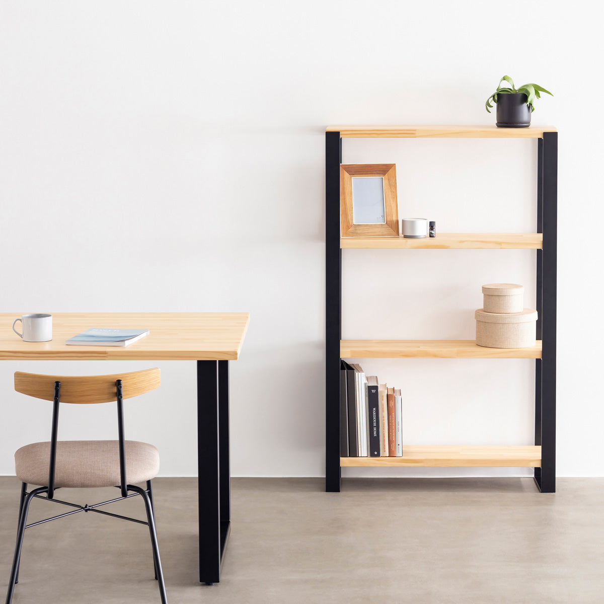 Kanademonoのパイン材の棚板とブラックのアイアンで製作したシェルフ（使用イメージ）