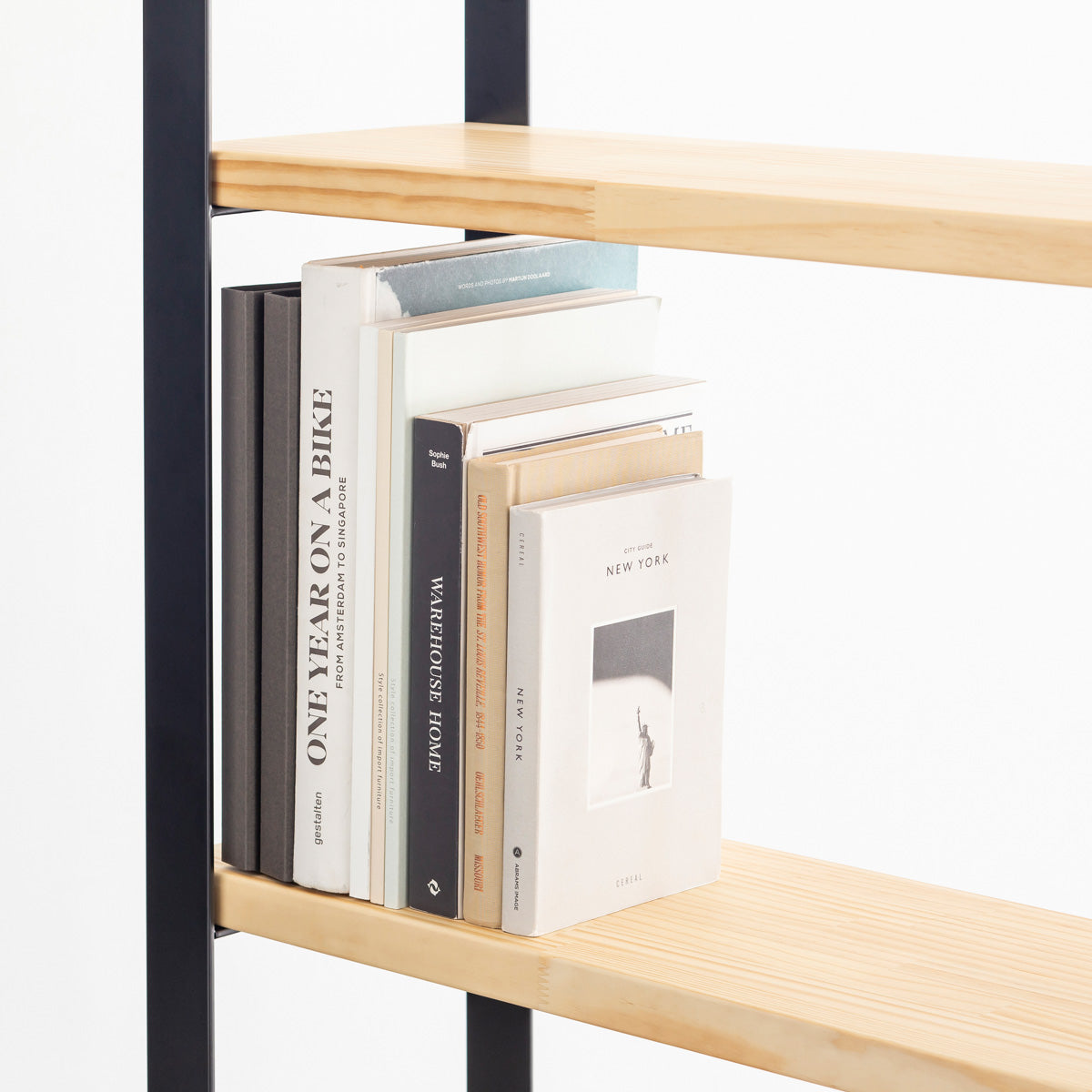 Kanademonoのパイン材の棚板とブラックのアイアンで製作したシェルフ（使用イメージ２）