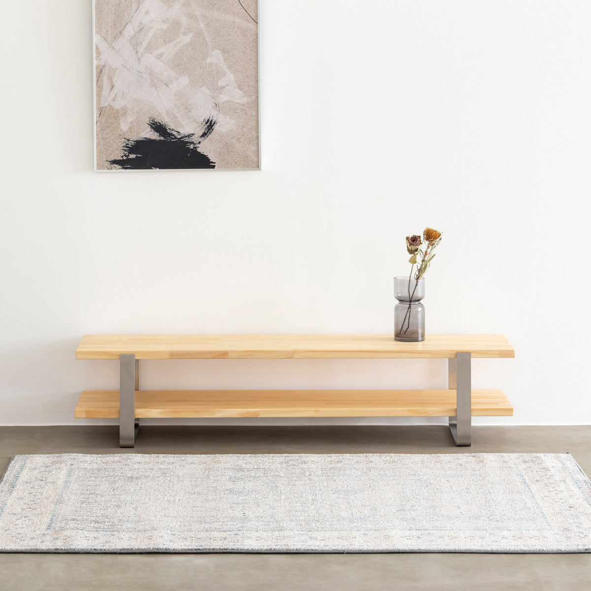 KANADEMONOのパイン材天板にステンレス脚を組み合わせたテレビ台/ローテーブル（使用イメージ）