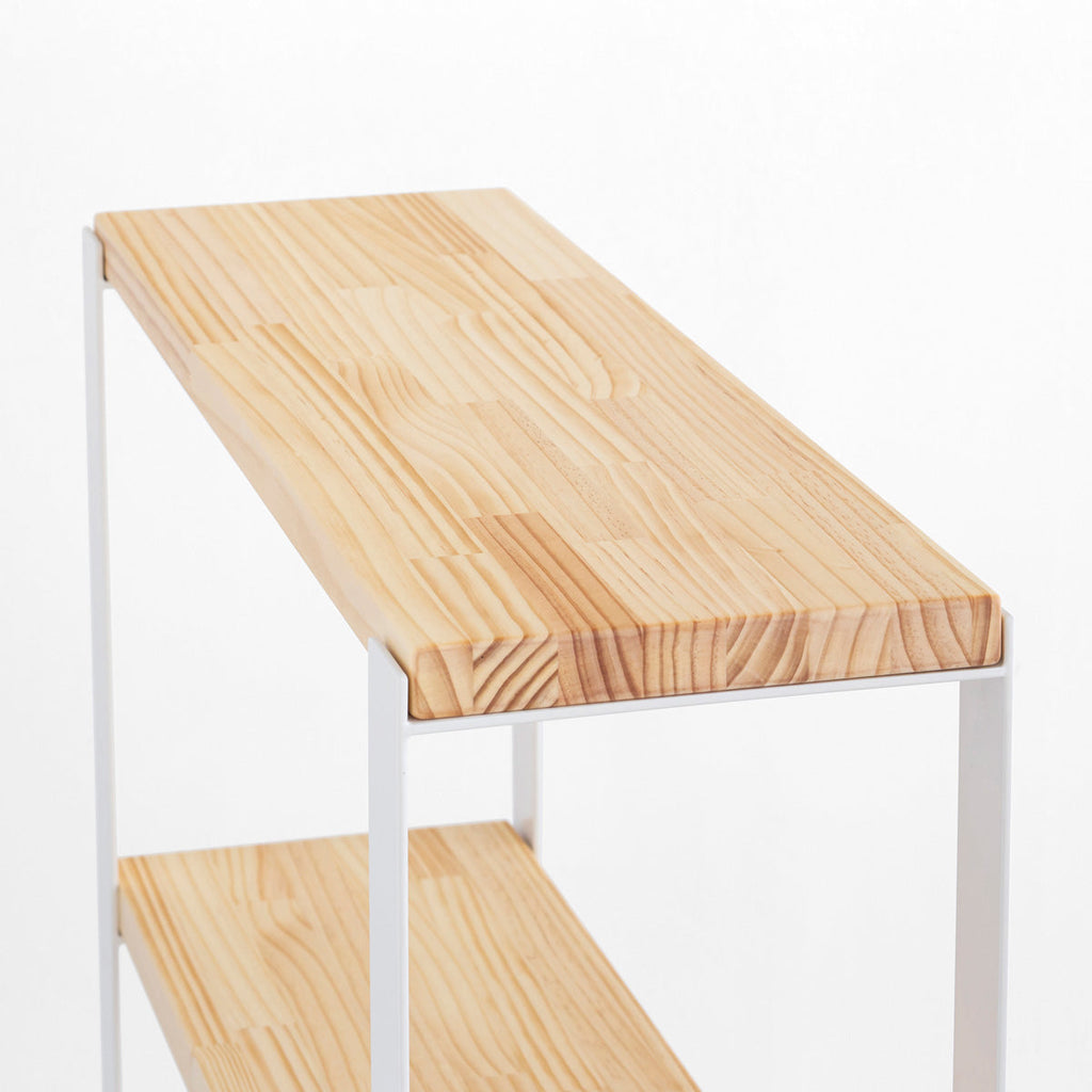 Kanademonoのパイン材の棚板とホワイトのアイアンで製作したシェルフ（上部）