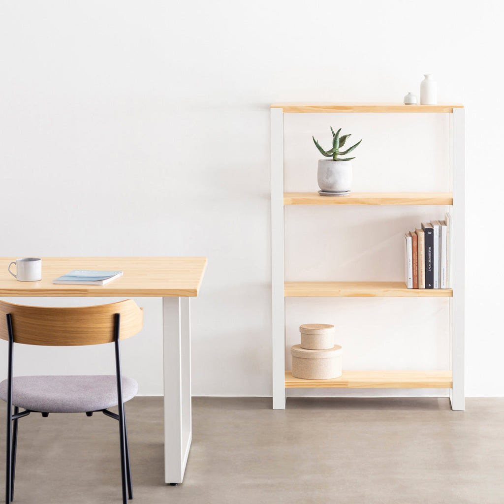 Kanademonoのパイン材の棚板とホワイトのアイアンで製作したシェルフ（使用イメージ）