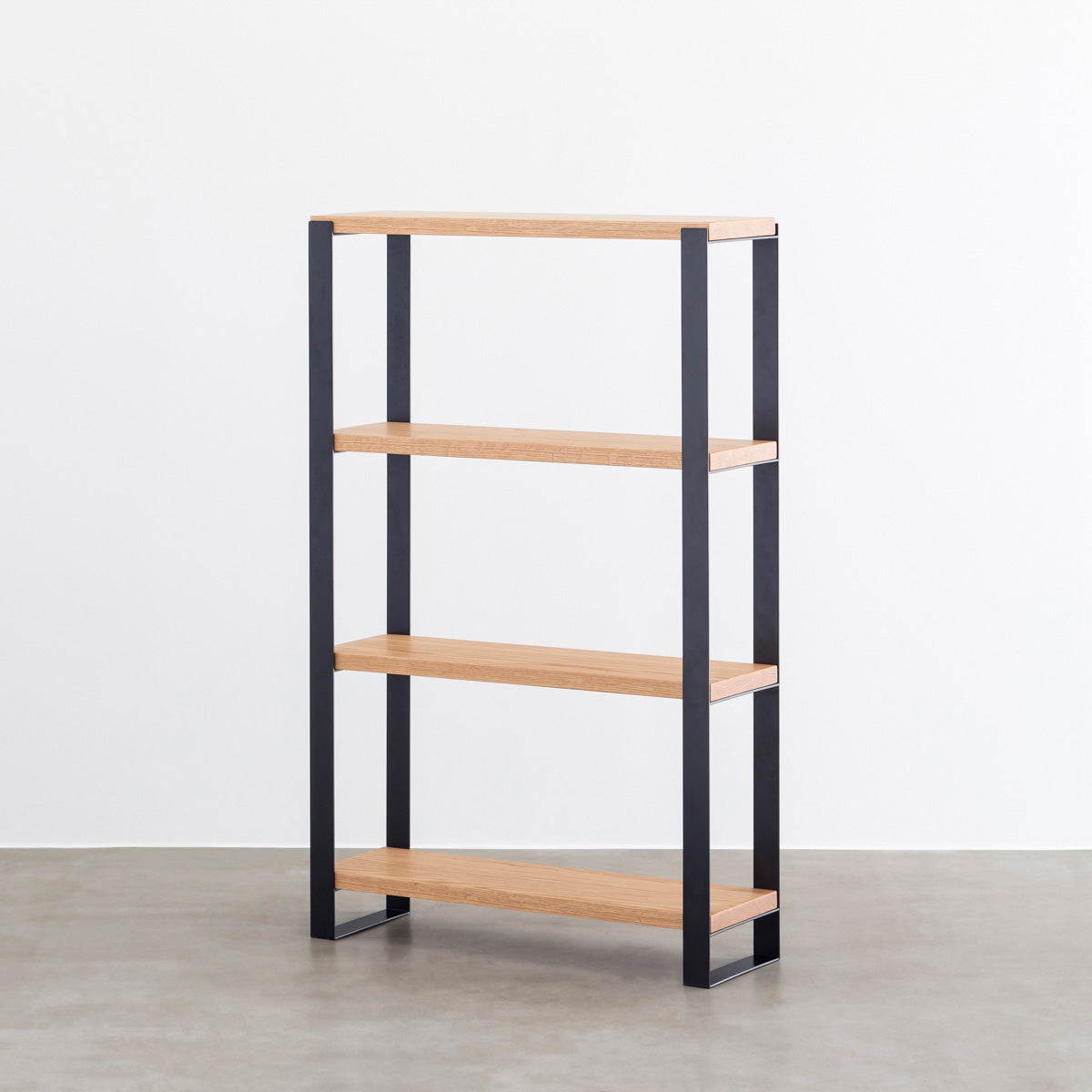 Kanademonoのレッドオーク材の棚板とブラックのアイアンで製作したシェルフ