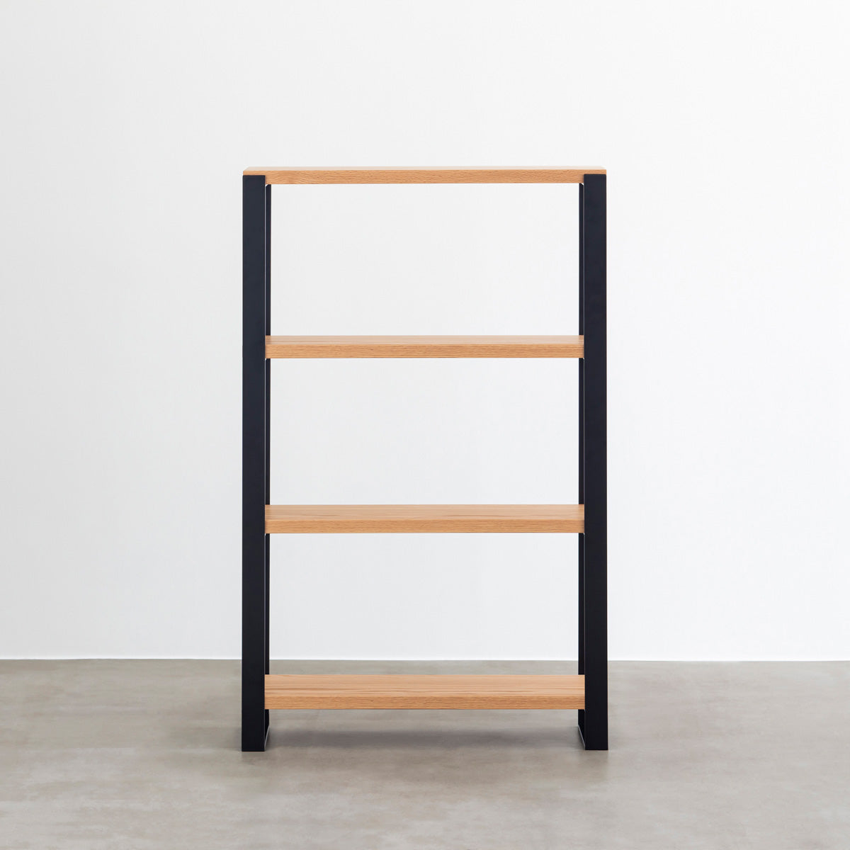 Kanademonoのレッドオーク材の棚板とブラックのアイアンで製作したシェルフ（正面）