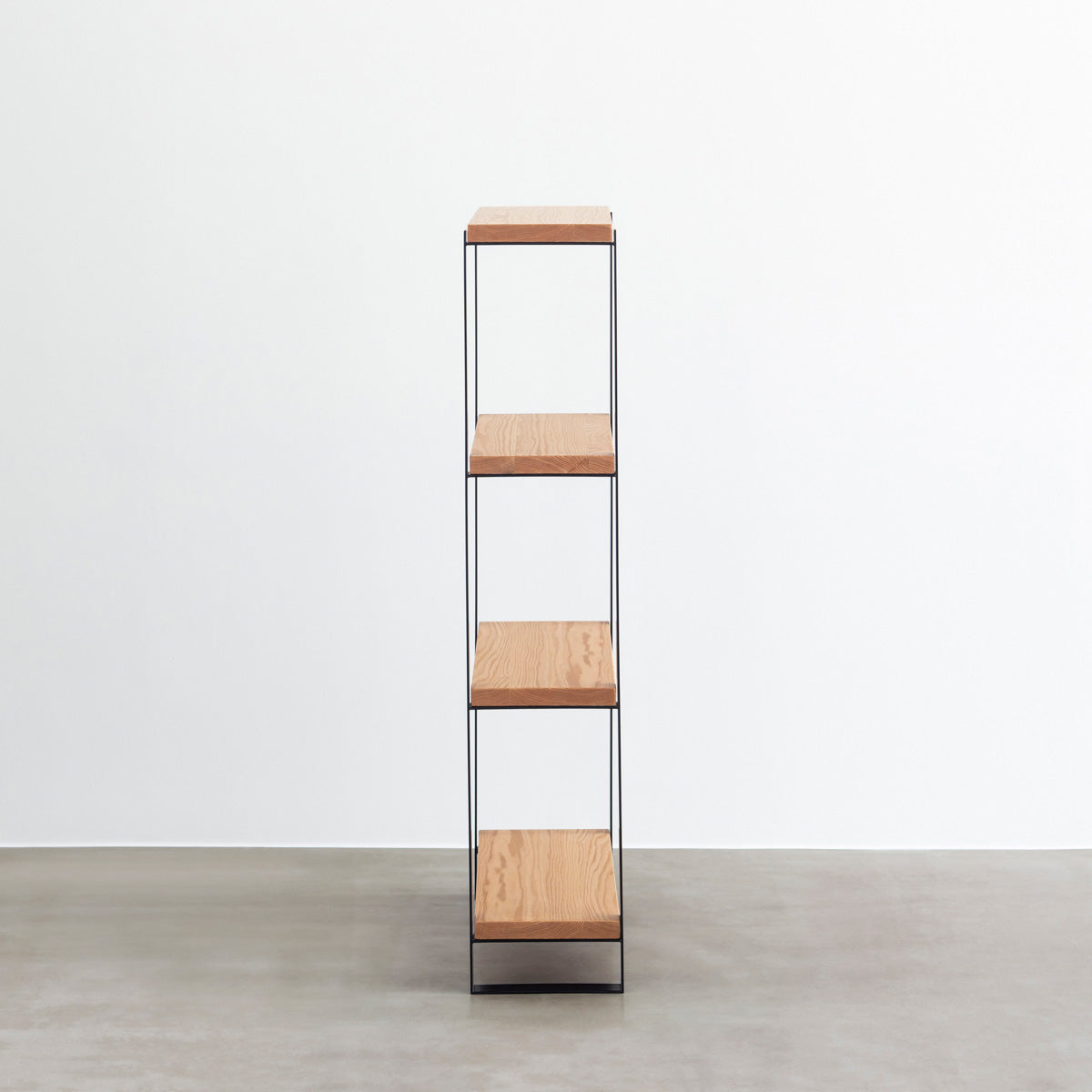 Kanademonoのレッドオーク材の棚板とブラックのアイアンで製作したシェルフ（側面）