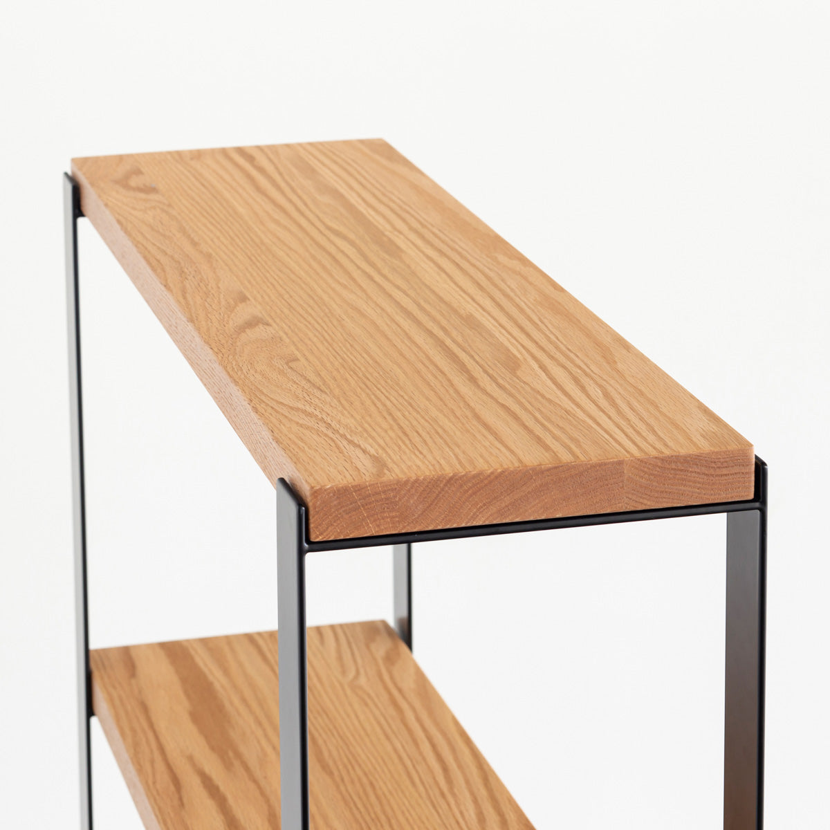 Kanademonoのレッドオーク材の棚板とブラックのアイアンで製作したシェルフ（上部）