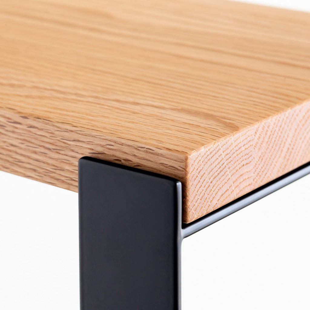 Kanademonoのレッドオーク材の棚板とブラックのアイアンで製作したシェルフ（上部クローズアップ）