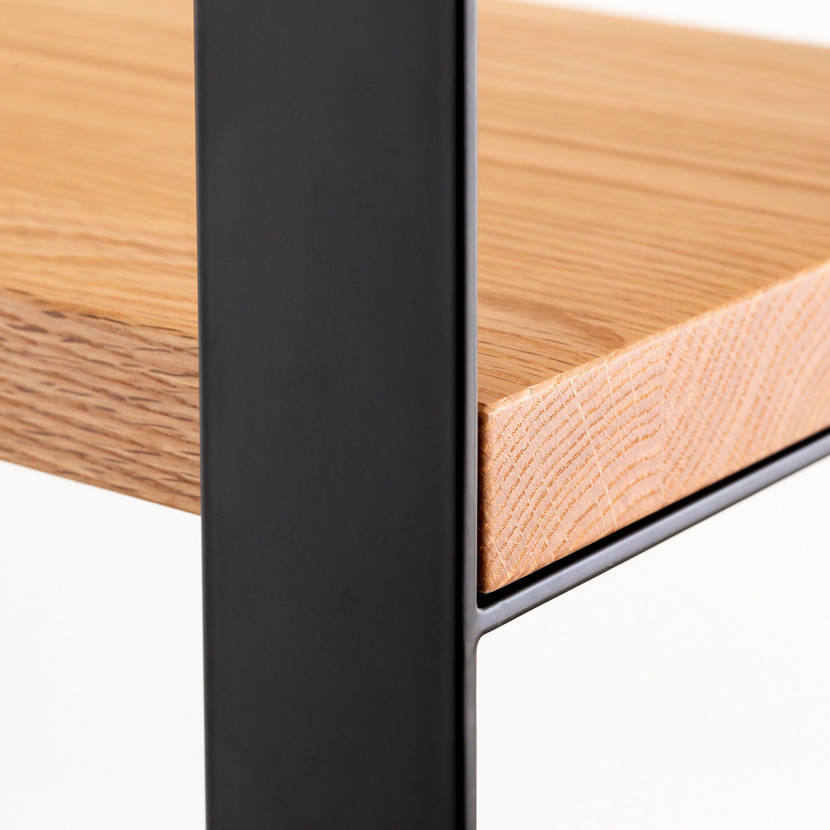 Kanademonoのレッドオーク材の棚板とブラックのアイアンで製作したシェルフ（フレーム部分）