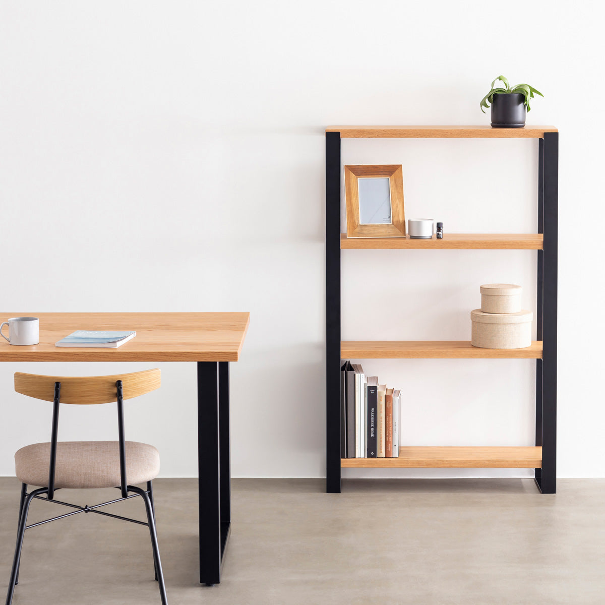 Kanademonoのレッドオーク材の棚板とブラックのアイアンで製作したシェルフ（使用イメージ）
