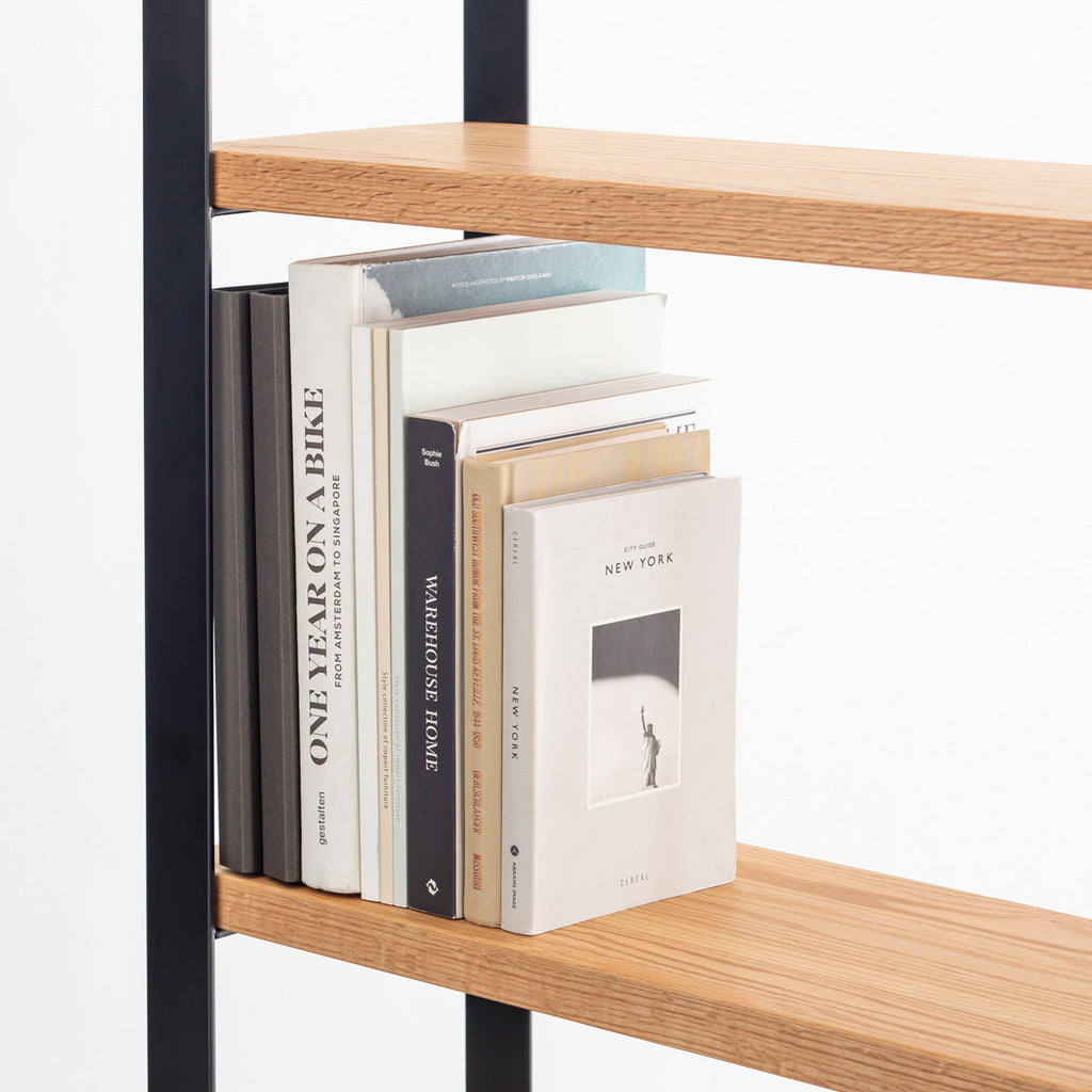 Kanademonoのレッドオーク材の棚板とブラックのアイアンで製作したシェルフ（使用イメージ２）