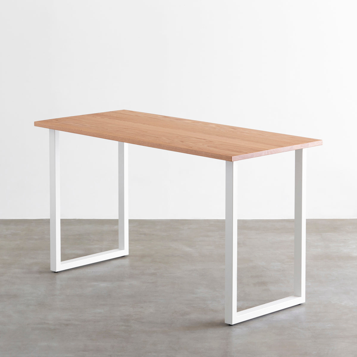 KANADEMONOのレッドオーク天板とホワイト鉄脚を組み合わせたスタンディングテーブル