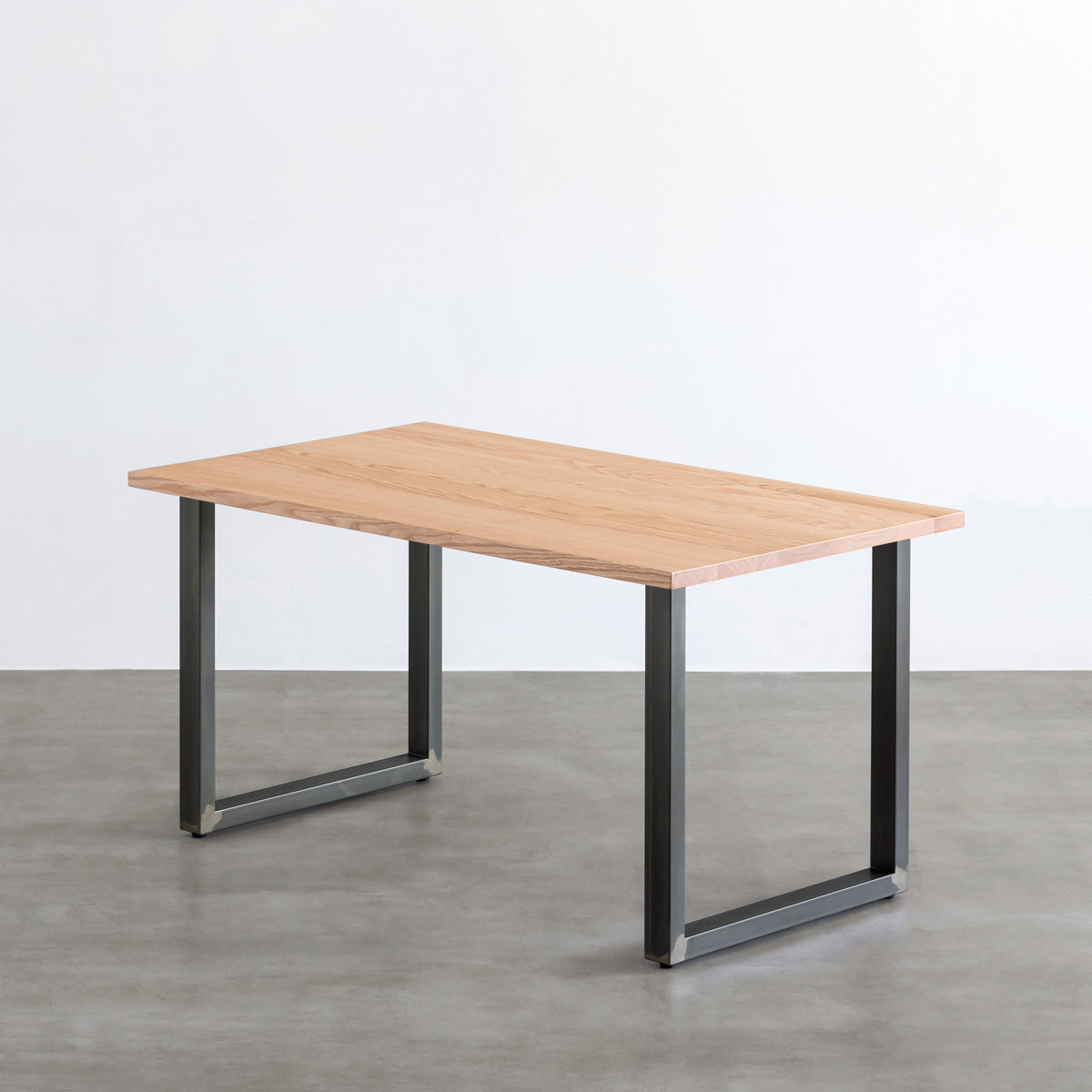 KANADEMONOのレッドオーク天板にスクエア型の無塗装アイアン脚を組み合わせたインダストリアルな雰囲気のあるテーブル