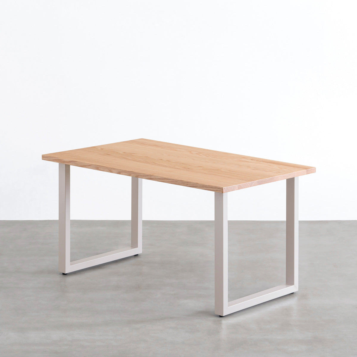 KANADEMONOのレッドオーク天板とサンドベージュのスクエアスチール脚を組み合わせたテーブル